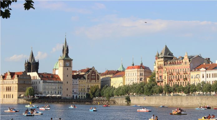 Prag: Kuliranje u parku umjesto kafenisanja Prag: Kuliranje u parku umjesto kafenisanja