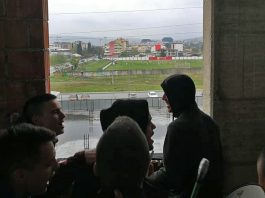Uprkos zabrani navijali sa zgrade