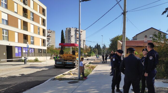 Gradonačelnik danas sa Zabjelčanima, Đurišić jutros legao na ulicu da spriječi asfaltiranje