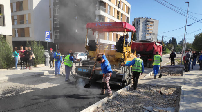 Gradonačelnik danas sa Zabjelčanima, Đurišić jutros legao na ulicu da spriječi asfaltiranje Gradonačelnik danas sa Zabjelčanima, Đurišić jutros legao na ulicu da spriječi asfaltiranje