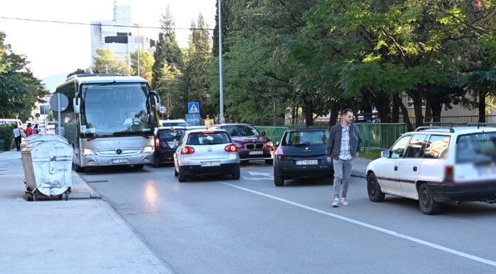 SKRIVENA KAMERA: Zašto blokiraš saobraćaj kad imaš parking?