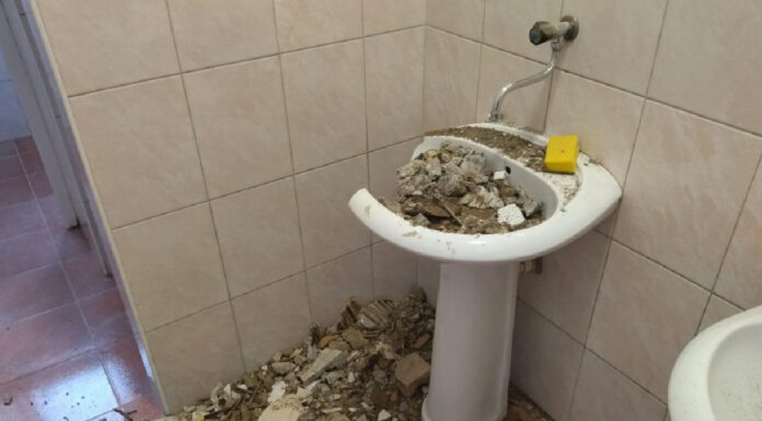 OŠ "Vuk Karadžić" u očajnom stanju, prijeti prekid nastave, roditelji od ministarstava zahtijevaju sanaciju