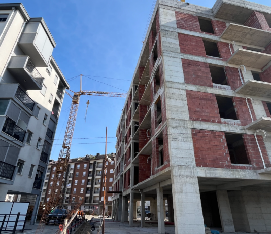 Zaustavljena izgradnja zgrade u ulici Iva Vizina, stanari strahuju za kvalitet života